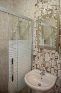 Koupelna v ubytování شقة مفروشة فرش فاخر ٣ غرف نوم في طبربور عمان