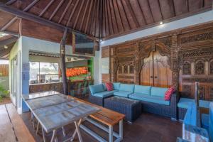 sala de estar con sofá azul y mesa en Lunar Dive Resort en Tulamben