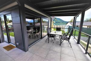 a screened in porch with a table and chairs at Camping Nord in Klopein am Klopeiner See