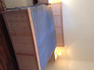 uma cama com um colchão em cima de uma parede em Ferienwohnung Klappacher em Maria Alm am Steinernen Meer