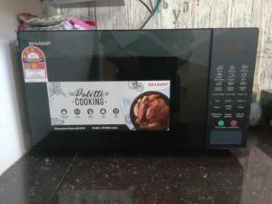 a microwave oven with a picture of a turkey inside at Family Homestay Taman Vistana Indah Alor Setar in Langgar