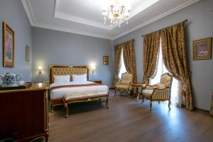 Postel nebo postele na pokoji v ubytování Shah Palace Luxury Museum Hotel