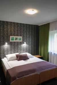 Un pat sau paturi într-o cameră la Hotel George