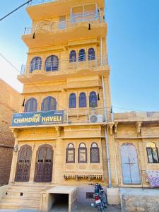 um edifício amarelo com um sinal em frente em Chandra Haveli Boutique Homestay em Jaisalmer