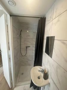 La salle de bains est pourvue d'une douche et d'un lavabo. dans l'établissement Studio indépendant - CDG, Paris,Disney,Astérix, à Arnouville-lès-Gonesse