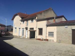 a large white house with a driveway in front of it at Gîte orconiat LAC du DER in Orconte