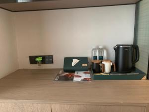 Příslušenství pro přípravu čaje a kávy v ubytování Percent Hotel Yangshuo