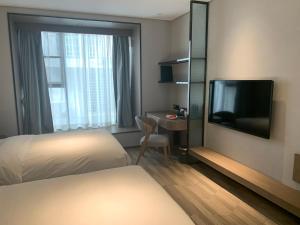 TV a/nebo společenská místnost v ubytování Percent Hotel Yangshuo