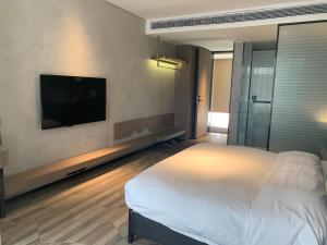 Postel nebo postele na pokoji v ubytování Percent Hotel Yangshuo