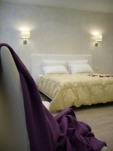 トリエステにあるGrignetti Bedのベッドルーム1室(ベッド1台、毛布付)