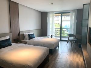 Postel nebo postele na pokoji v ubytování Percent Hotel Yangshuo