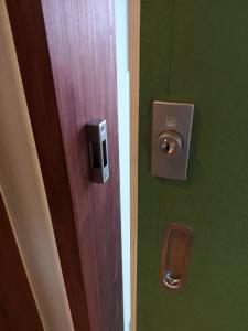 Una puerta con cerradura y caja fuerte. en Guest House Himawari - Vacation STAY 31394 en Mine