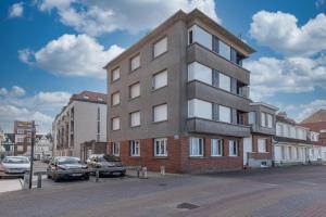 un grand bâtiment sur le côté d'une rue dans l'établissement Banc des Flandres, à Bray-Dunes