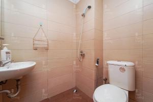 Ванная комната в RedLiving Apartemen Margonda Residence 5 - Si Boy