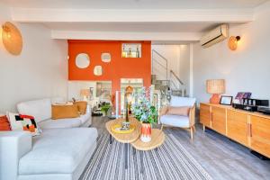 馬賽的住宿－L'Askoy - Un cabanon d'architecte vue mer，客厅配有沙发和桌子
