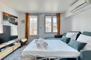um quarto com uma cama com toalhas em L'Askoy - Un cabanon d'architecte vue mer em Marselha