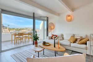 uma sala de estar com um sofá e uma mesa em L'Askoy - Un cabanon d'architecte vue mer em Marselha