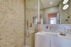 馬賽的住宿－La Sentinella - Appt au dessus du Vieux Port，带淋浴、盥洗盆和镜子的浴室