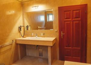 een badkamer met een wastafel en een spiegel bij hotel Memorial in Terezín