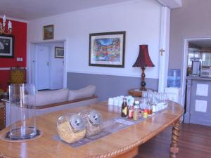 A kitchen or kitchenette at The Boston Guest House