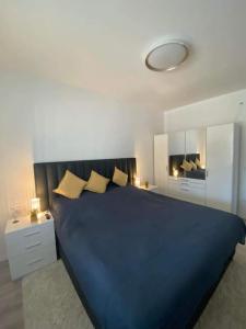 um quarto com uma cama azul e um cobertor azul em Villa LIPI - Home Away from Home em Balatonszemes