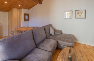 sala de estar con sofá y mesa en Apartament l'Avet, en Alp