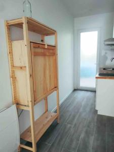 una habitación con un estante en la esquina de una cocina en Studio dans impasse proche plages Hossegor, en Bénesse-Maremne
