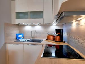 eine Küche mit einer Spüle und einer Arbeitsplatte in der Unterkunft Wohnpark Stadt Hamburg - Apt. 03 in Binz