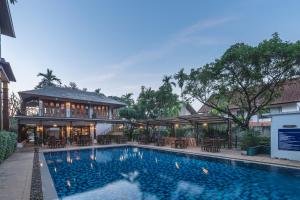 einem Pool vor einem Gebäude in der Unterkunft Khammon Lanna Resort Chiang Mai in Chiang Mai