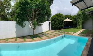 une piscine dans l'arrière-cour d'une maison dans l'établissement Milla villa, à Hikkaduwa 12 autres photos