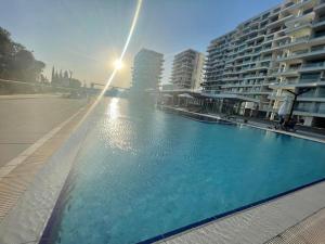 Bazén v ubytování Sea view suites by the Coast nebo v jeho okolí