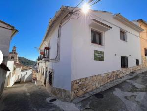 Casa Bella في Bolbaite: مبنى تشرق عليه الشمس