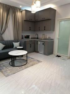 Virtuvė arba virtuvėlė apgyvendinimo įstaigoje غرفة بمساحة واسعة حي الرمال