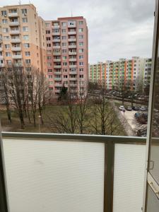 einen Blick aus dem Fenster einer Stadt in der Unterkunft Apartment TT11 in Trnava