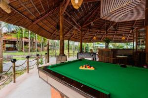 Meja biliard di The Garden House Phu Quoc Resort
