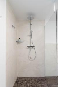 eine Dusche mit Glastür im Bad in der Unterkunft OSCARS Hotel 1415 in Bad Liebenzell