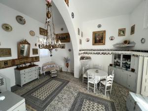 KoskinouにあるTraditional Villa Sofiaのリビングルーム(シャンデリア、テーブル、椅子付)
