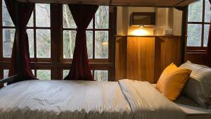 Letto o letti in una camera di Trippers hostel