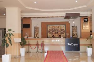 eine große Lobby mit einer Medaillenausstellung in einem Gebäude in der Unterkunft Tolip Olympia Hotel in Addis Abeba