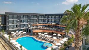uma vista aérea de um hotel com piscina e palmeiras em Clover Magic Park Side Hotel em Side