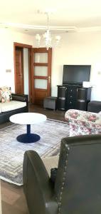 a living room with a couch and a table at Apartman dairesi in Balcova