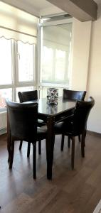 a dining room with a wooden table and chairs at Apartman dairesi in Balcova