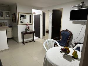 salon ze stołem i krzesłami oraz kuchnię w obiekcie Apartamento Acogedor Samuel y Bella w mieście Bogota