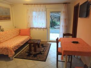 een woonkamer met een bank en een tafel bij Apartma Gorjan in Tolmin