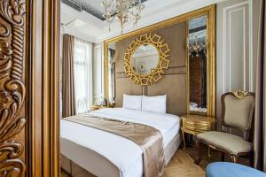 1 dormitorio con cama, espejo y silla en Gorgeous Studio in Historic Mansion in Beylerbeyi, en Estambul