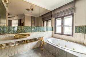伊斯坦堡的住宿－Stylish Studio in Historic Mansion in Beylerbeyi，带浴缸和窗户的浴室