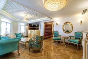 Salón con sillas azules, mesa y espejo en Stylish Studio in Historic Mansion in Beylerbeyi, en Estambul