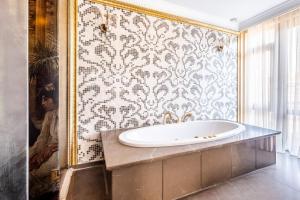 uma casa de banho com uma banheira e uma parede em Superb Studio in Historic Mansion in Beylerbeyi em Istambul