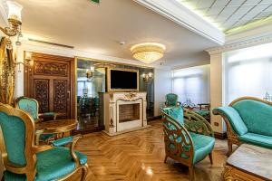 Superb Studio in Historic Mansion in Beylerbeyi في إسطنبول: غرفة معيشة فيها موقد وكراسي وتلفزيون