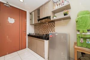 Кухня или мини-кухня в RedLiving Apartemen Margonda Residence 4 - Si Boy
